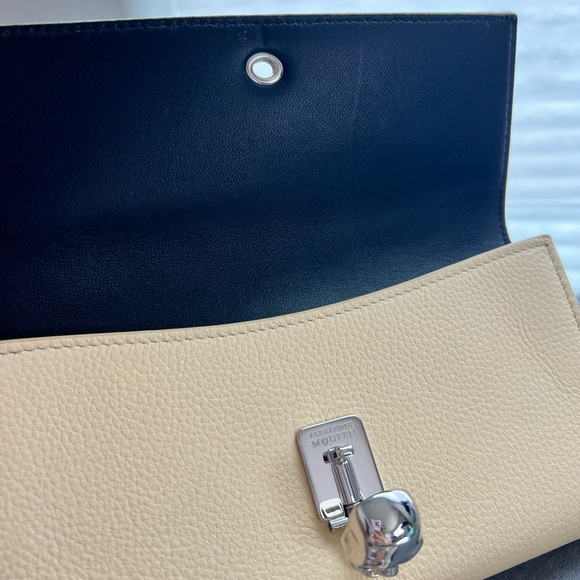ALEXANDER MCQUEEN Light Latte Continental Card Wallet Silver Skull Closure - Picture 5 of 16